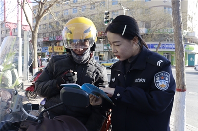 12月3日，西吉縣禁毒辦組織禁毒志愿者來到金三角廣場，向群眾發(fā)放宣傳資料，用通俗易懂的語言詳細介紹麻精藥品、新精神活性物質等新型毒品的危害。
    本報通訊員 季登飛 張夢瑤 攝