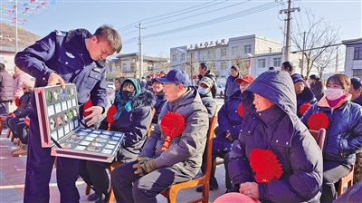 “傳統(tǒng)毒品有哪些？國際禁毒日是哪一天？”近日，西吉縣馬建鄉(xiāng)禁毒辦依托馬建村“推進(jìn)移風(fēng)易俗，建設(shè)文明鄉(xiāng)風(fēng)”先進(jìn)典型表彰大會開展禁毒知識有獎競答，工作人員剛念完題目，現(xiàn)場群眾就爭相搶答。禁毒專干還現(xiàn)場展示了仿真毒品模型，介紹新型毒品的偽裝及危害，提醒大家注意甄別。   本報通訊員 李智斌 攝