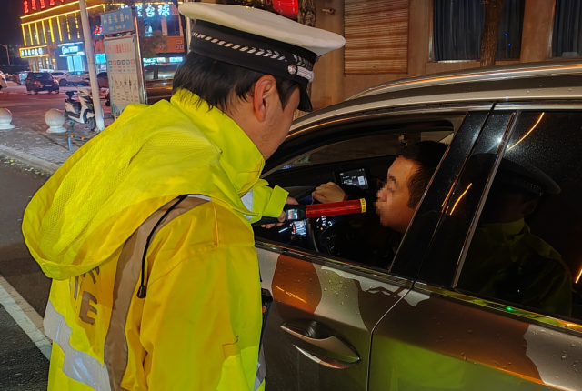 平羅交警圓滿完成國慶中秋假期交通安保工作