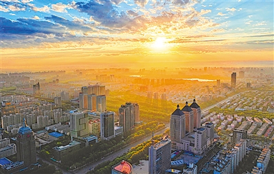     橙色——一縷陽(yáng)光叫醒銀川。寧夏持續(xù)打好藍(lán)天保衛(wèi)戰(zhàn)，重點(diǎn)開(kāi)展了重污染天氣消除、臭氧污染防治和柴油貨車污染治理三大攻堅(jiān)戰(zhàn)，推動(dòng)全區(qū)空氣質(zhì)量持續(xù)改善。本報(bào)記者 王猛 攝