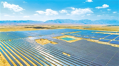     藍(lán)色——藍(lán)天白云下，賀蘭山下成片的光伏板匯聚成藍(lán)色的海洋。我區(qū)新能源裝機(jī)容量突破3000萬(wàn)千瓦，成為第一大電源，2022年綠電交易規(guī)模位居國(guó)網(wǎng)第一。                                                                                             本報(bào)記者 馬楠 攝