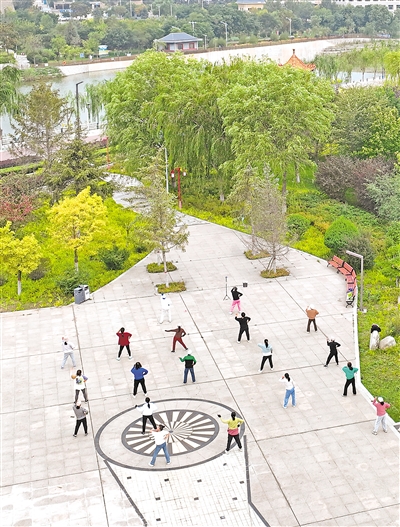     清水河流過固原市原州區(qū)，河道兩岸生態(tài)優(yōu)美，成為市民的休閑場所。