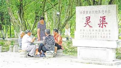     靈渠位于廣西壯族自治區(qū)桂林市興安縣，全長36.4公里，是連接長江流域和珠江流域的一條古代運河。水清岸綠渠暢景美，每年吸引游客100多萬人次。