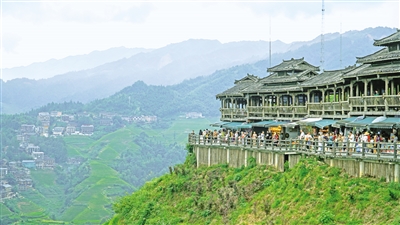 8月27日，在廣西桂林市龍勝各族自治縣大寨村，前來觀看龍脊梯田的游客絡(luò)繹不絕。