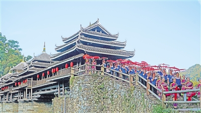     8月26日，三江侗族自治縣程陽八寨景區(qū)。程陽八寨位于三江侗族自治縣林溪鎮(zhèn)，立足中國侗族原生態(tài)旅游資源，通過旅游銷售油茶、茶葉、侗族工藝品等提高群眾收入。