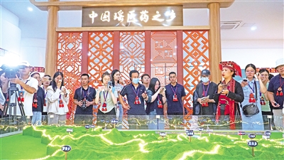     8月24日，記者一行走進“中國瑤醫(yī)藥之鄉(xiāng)”廣西來賓市金秀瑤族自治縣。