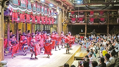     8月27日，在廣西桂林市龍勝各族自治縣龍脊鎮(zhèn)黃洛瑤寨，紅瑤姑娘表演曬紅衣，紅瑤梳長發(fā)等特色活動。黃洛瑤寨共有83戶，348人，獲評“首批中國少數(shù)民族特色村寨”。