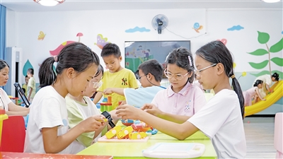     柳州市三江侗族自治縣古宜鎮(zhèn)南站社區(qū)兒童活動室，小朋友在玩游戲。